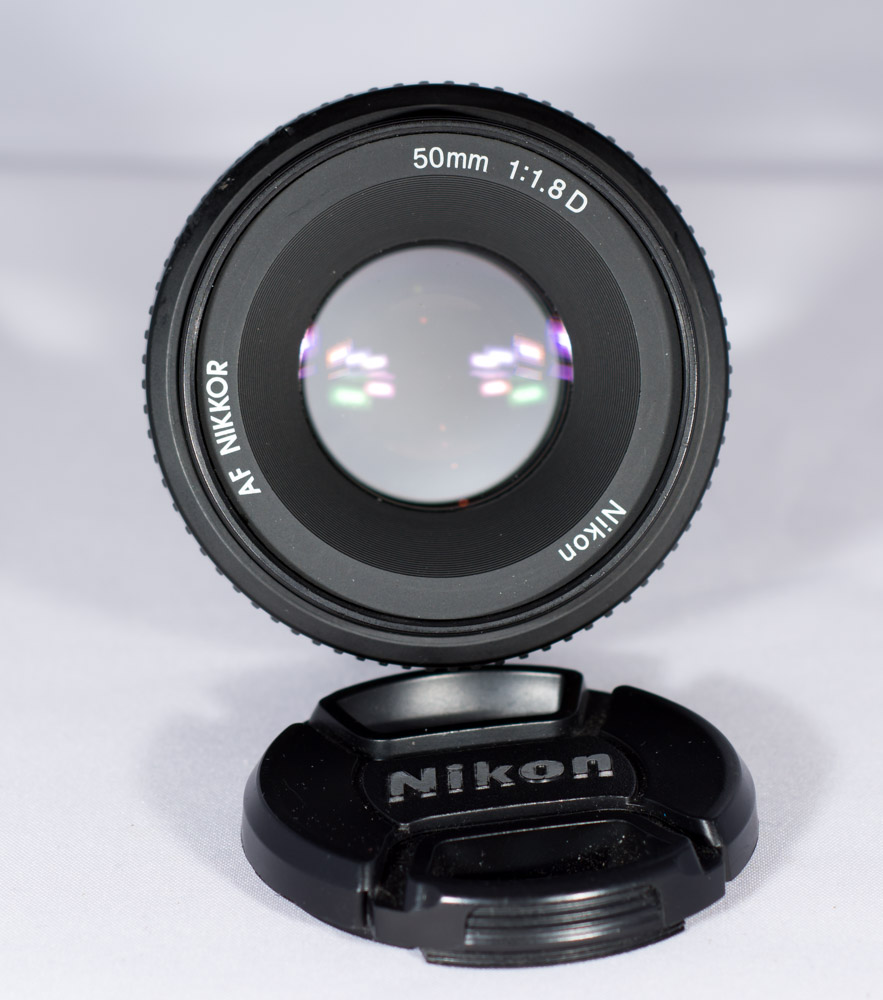 A lens with a wide open aperture. This is similar to how the human eye works